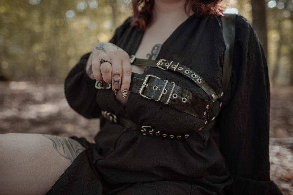 Harnais poitrine triple bande en latex unisexe