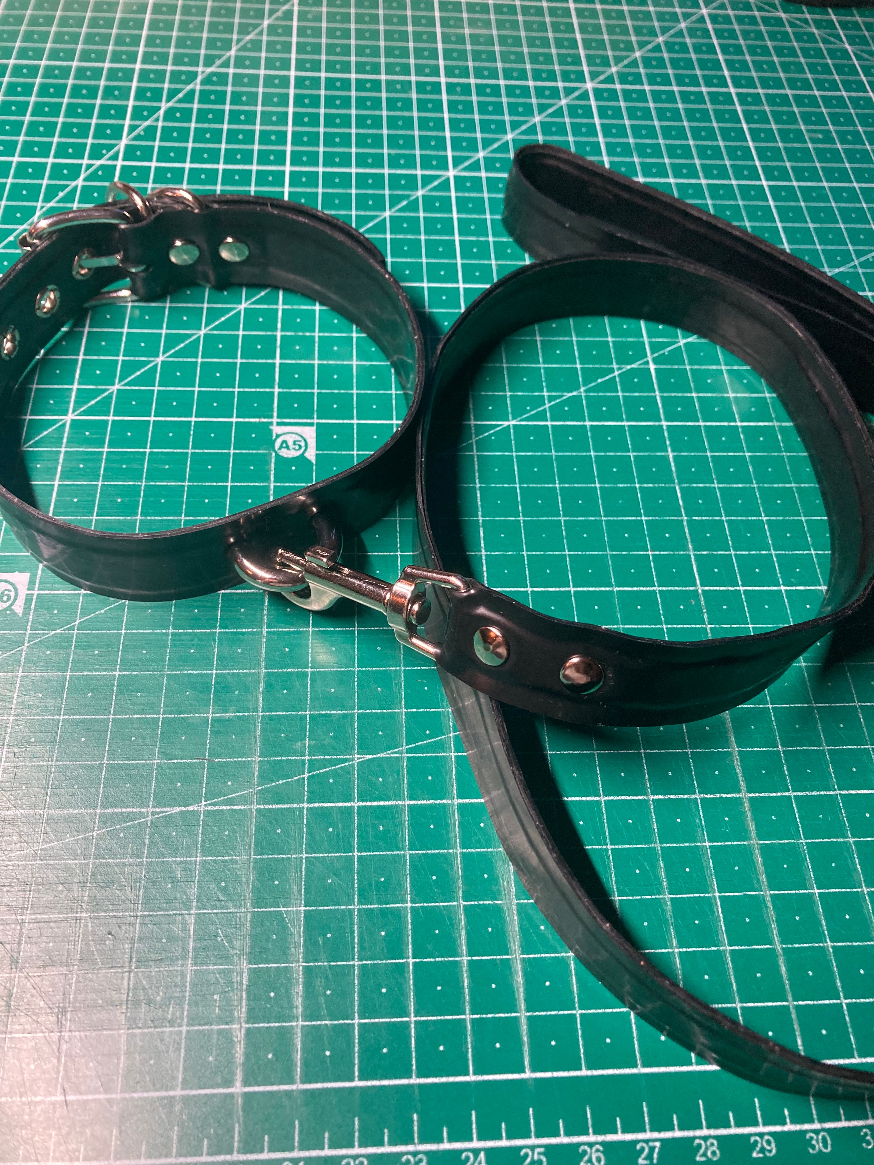 Laisse full latex unisexe