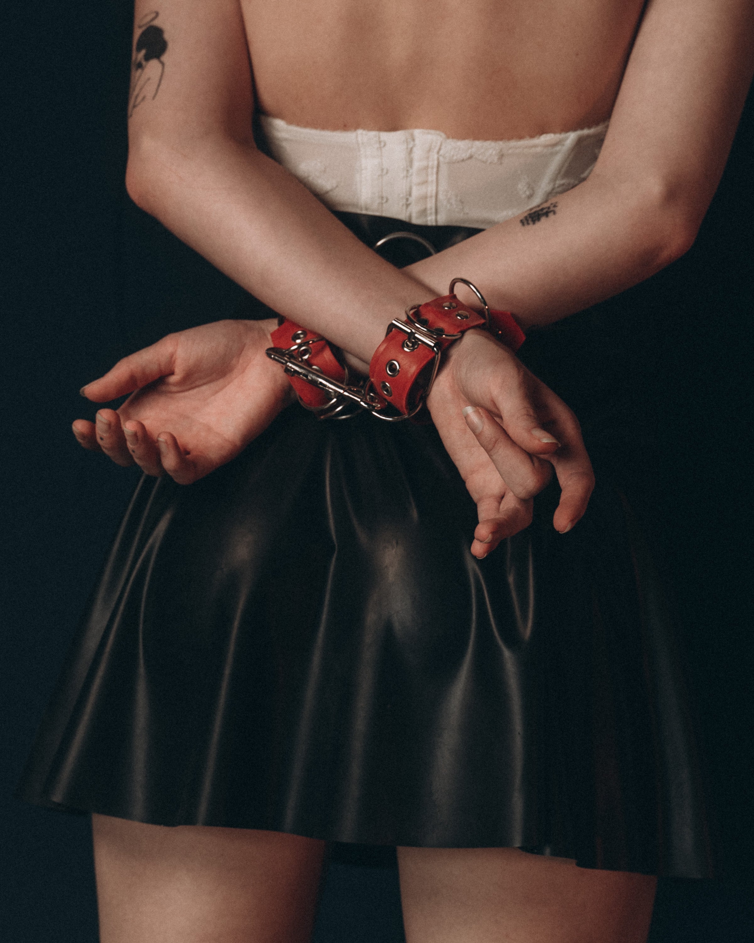 Menottes 6 D ring en latex unisexe