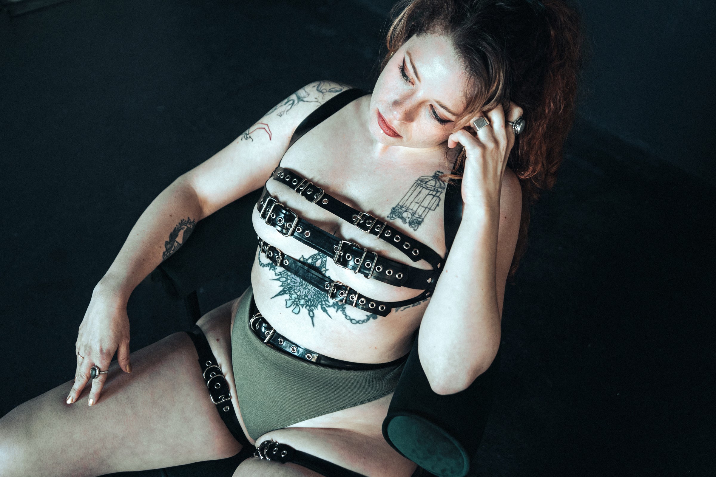 Harnais poitrine triple bande en latex unisexe