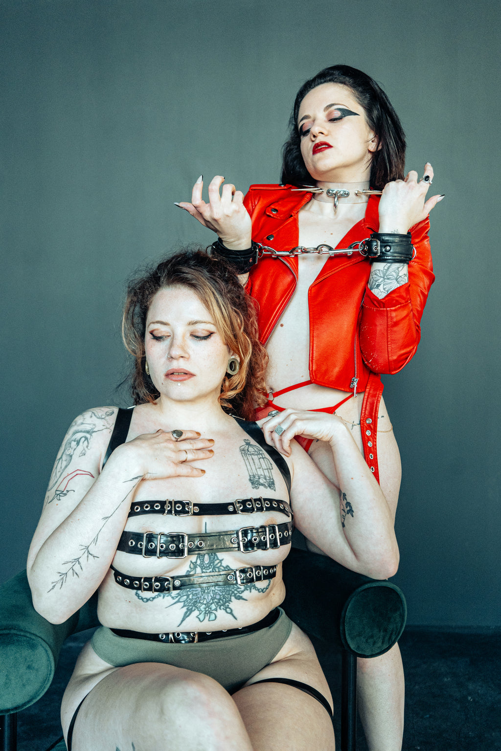 Harnais poitrine triple bande en latex unisexe