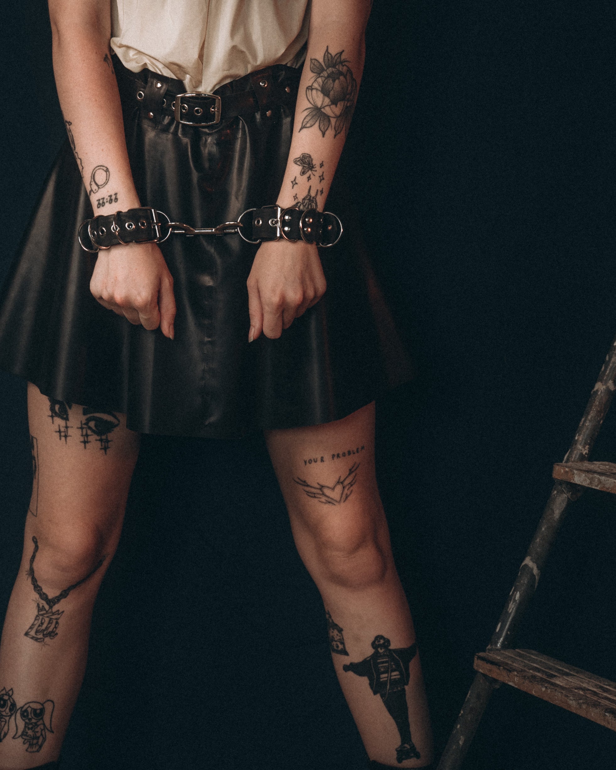 Menottes 6 D ring en latex unisexe