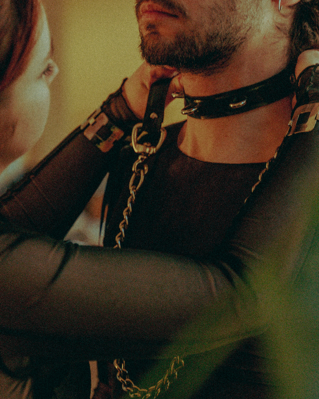 Laisse chaînes et latex unisexe