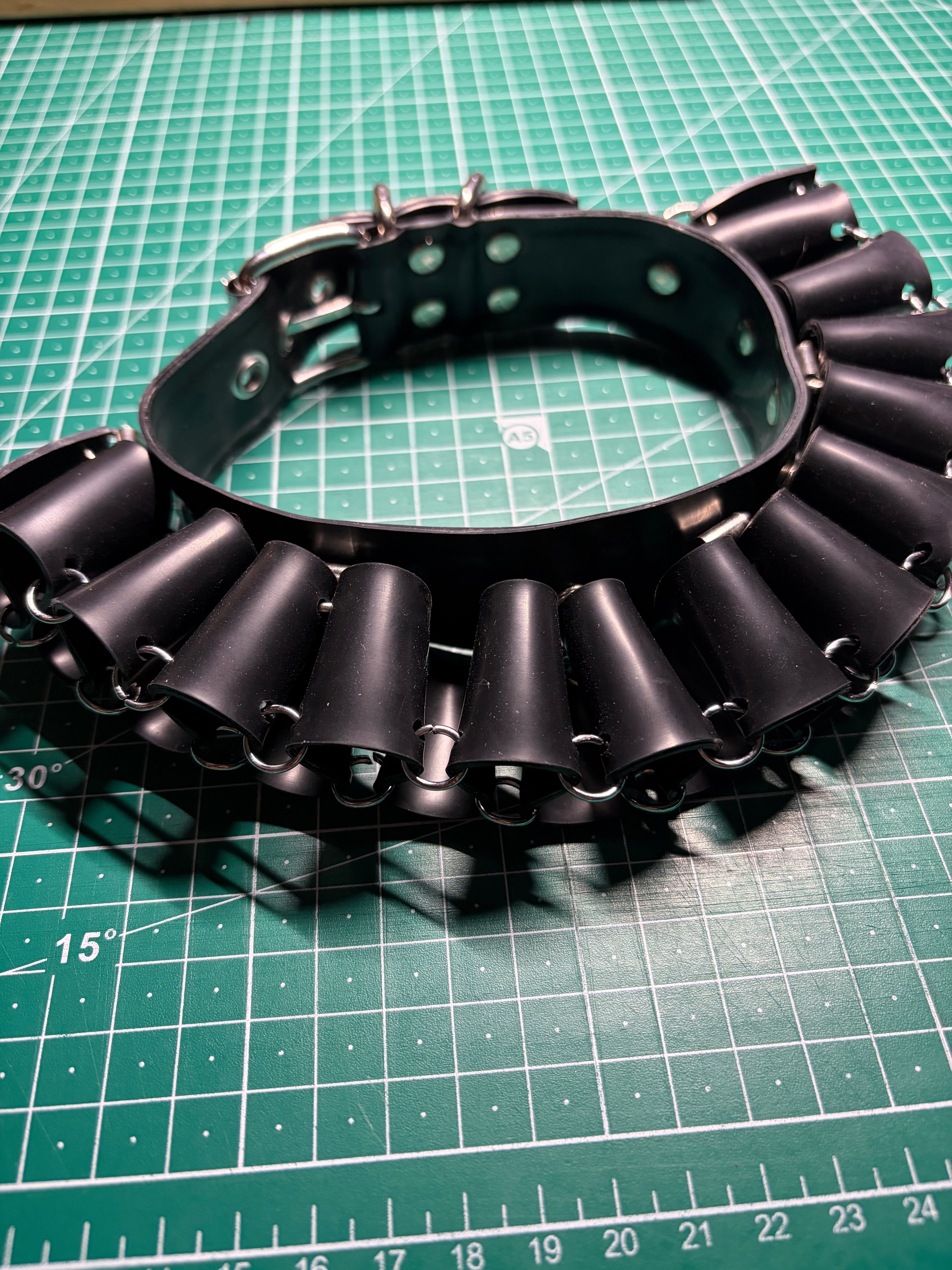 Choker circus en latex unisexe
