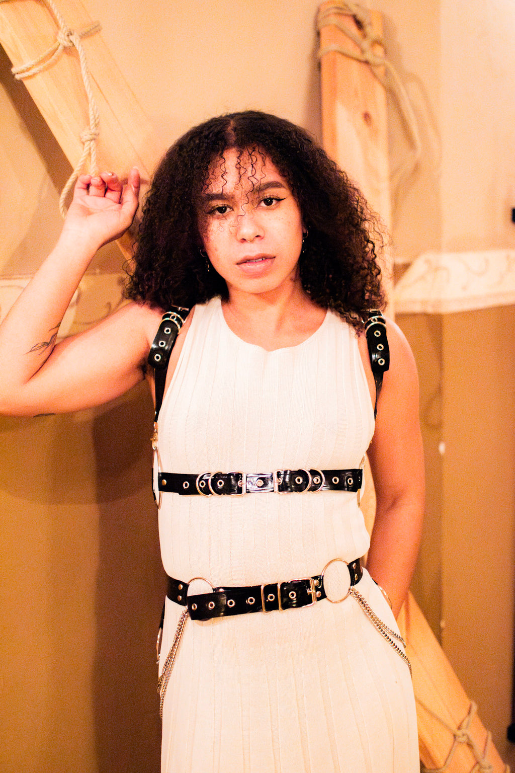 Harnais poitrine big O ring en latex unisexe