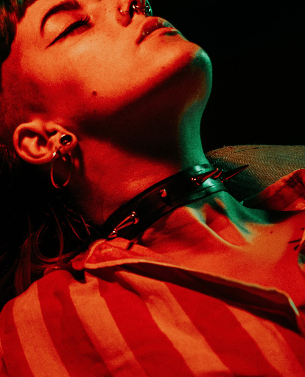 Choker clous piques en latex unisexe