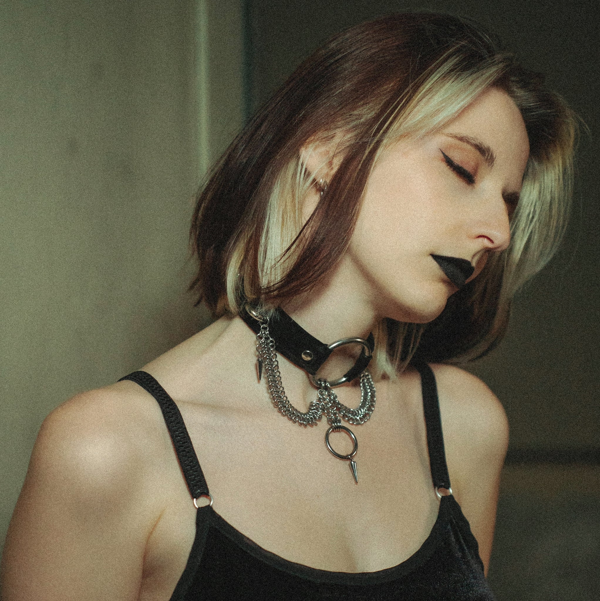 Choker collab TheCursedChains en latex unisexe