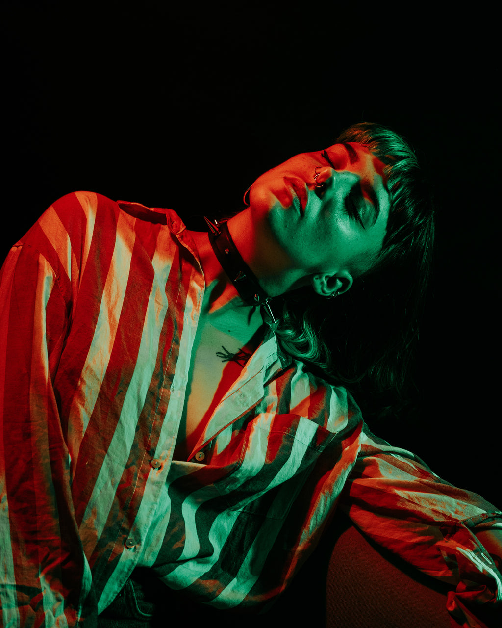 Choker clous piques en latex unisexe