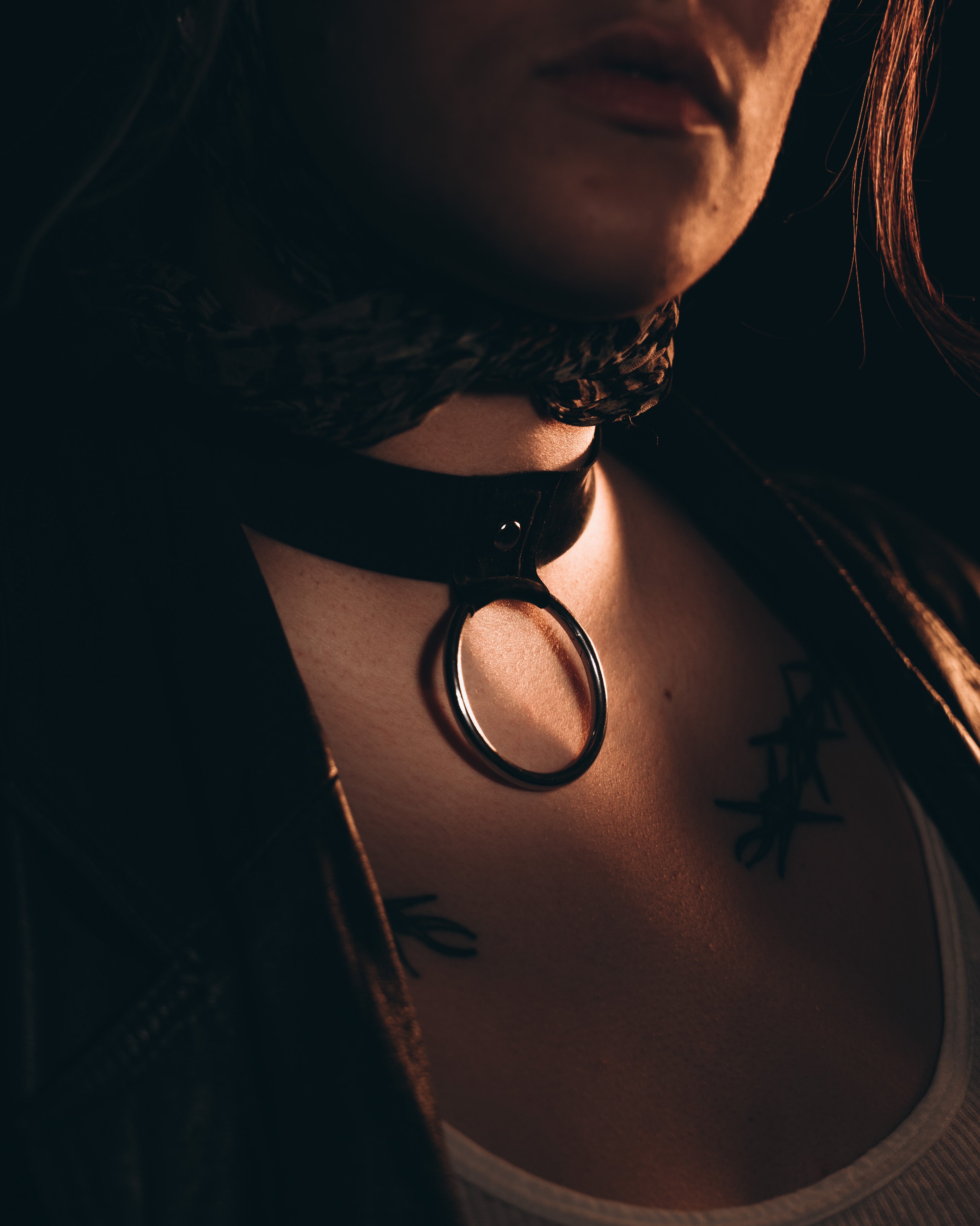 Choker O ring suspendu en latex unisexe