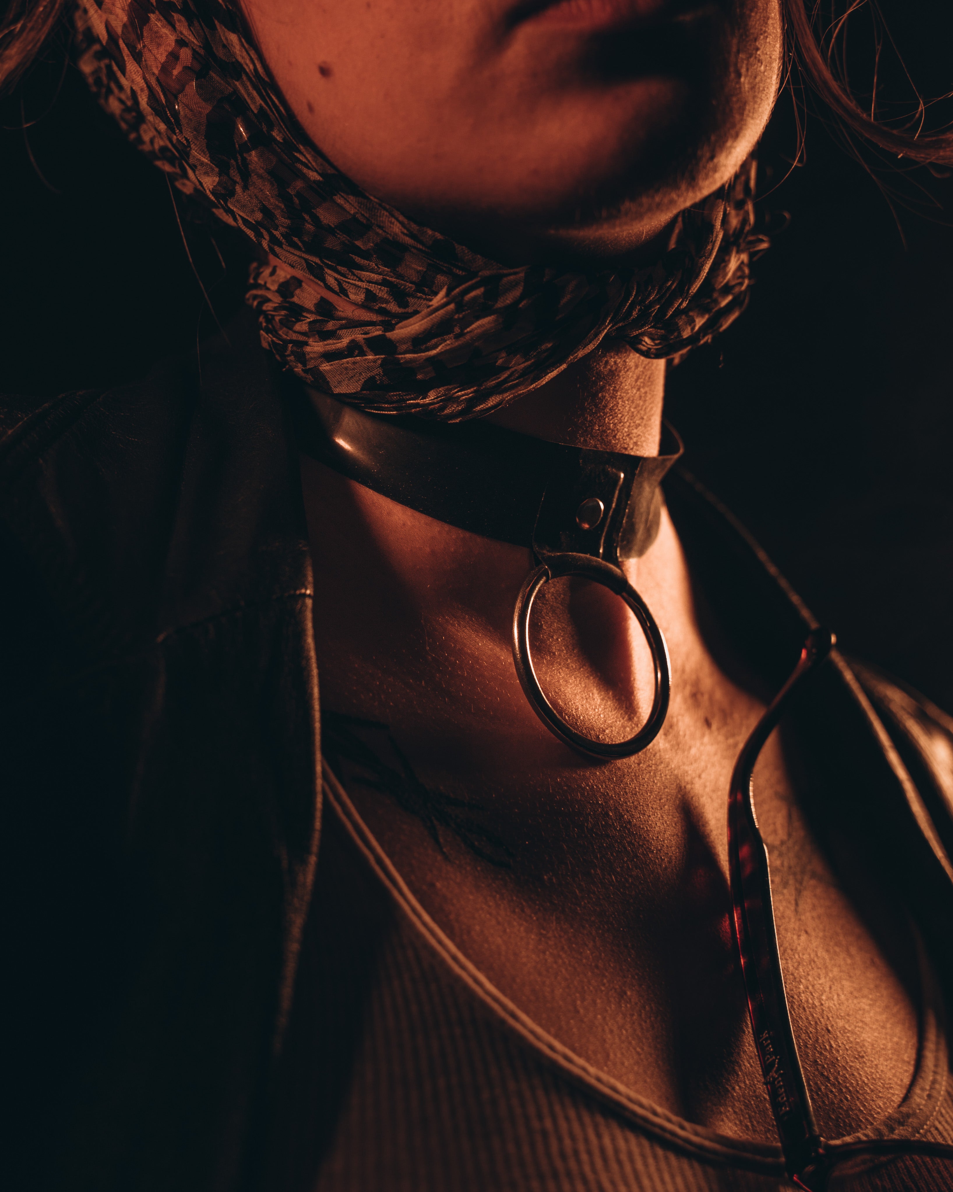 Choker O ring suspendu en latex unisexe