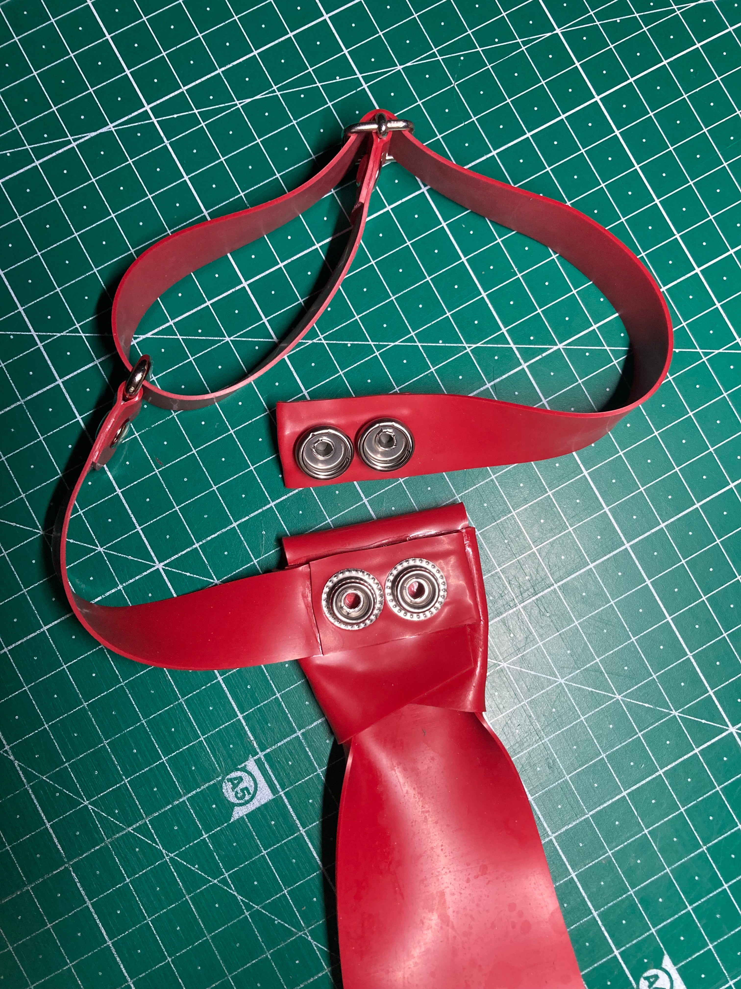 Cravate en latex unisexe