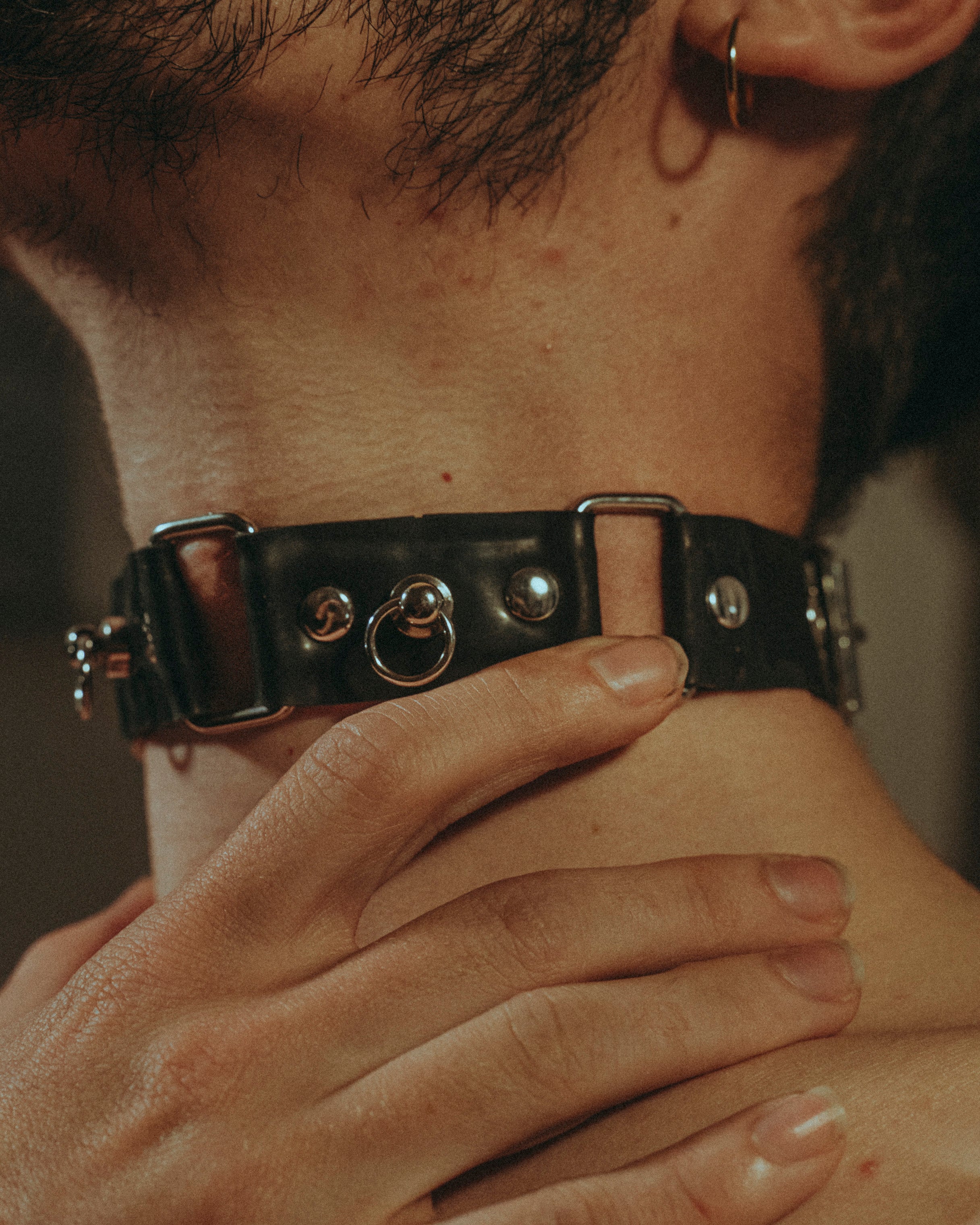 Choker mini O ring en latex unisexe