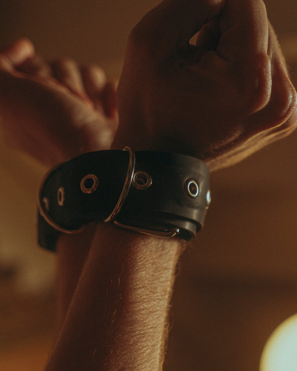 Ceinture full œillet en latex unisexe