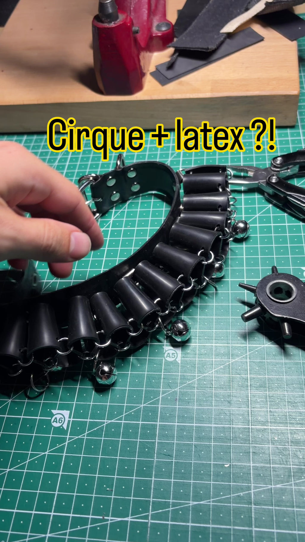Choker circus en latex unisexe